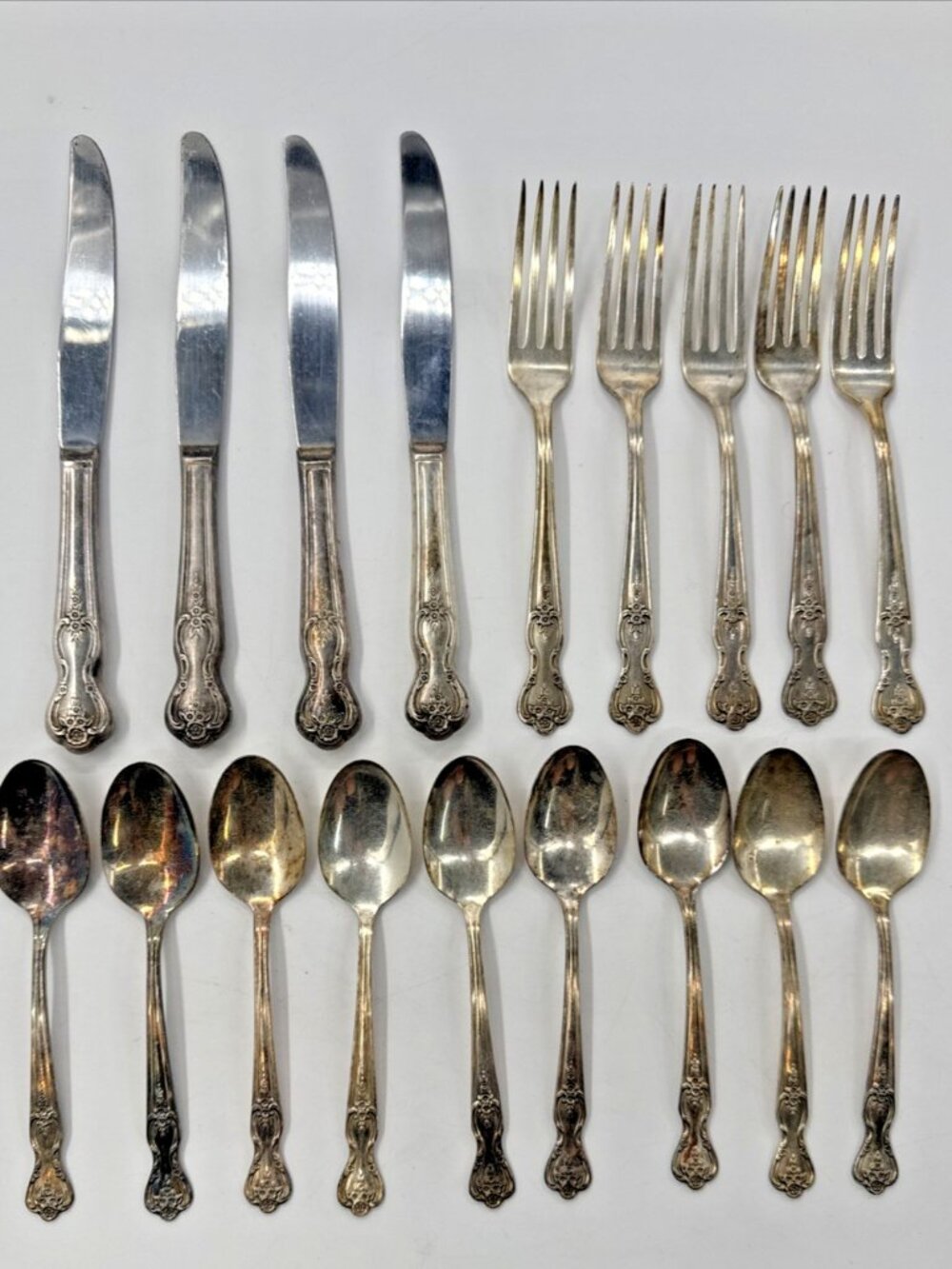 Wm Rogers Magnolia 18 PC Knives Spoons Forks Extra Plate Silverplated 1951 VTG